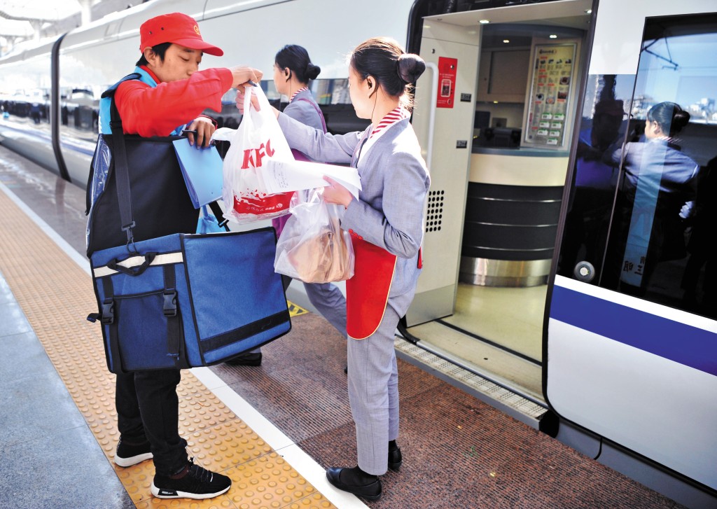 現在乘坐高鐵可以隨意在網上訂餐，快遞員會依時將美食送到列車。