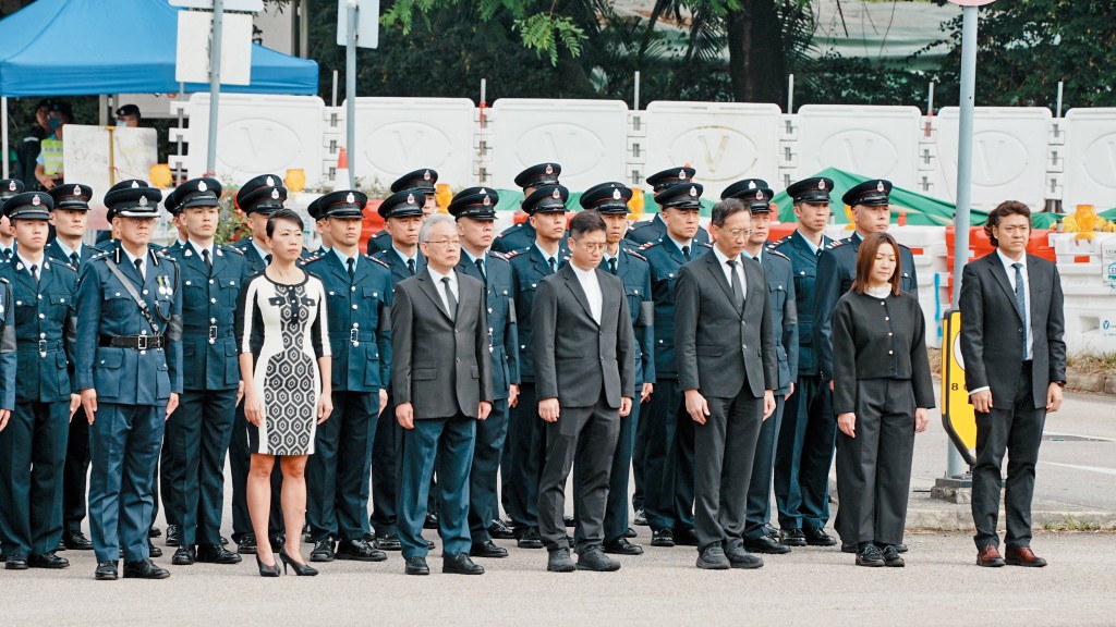 大埔民政專員陳巧敏日前穿着黑白圖案連身裙出席路祭儀式，惹來網民指其衣着有欠莊重。