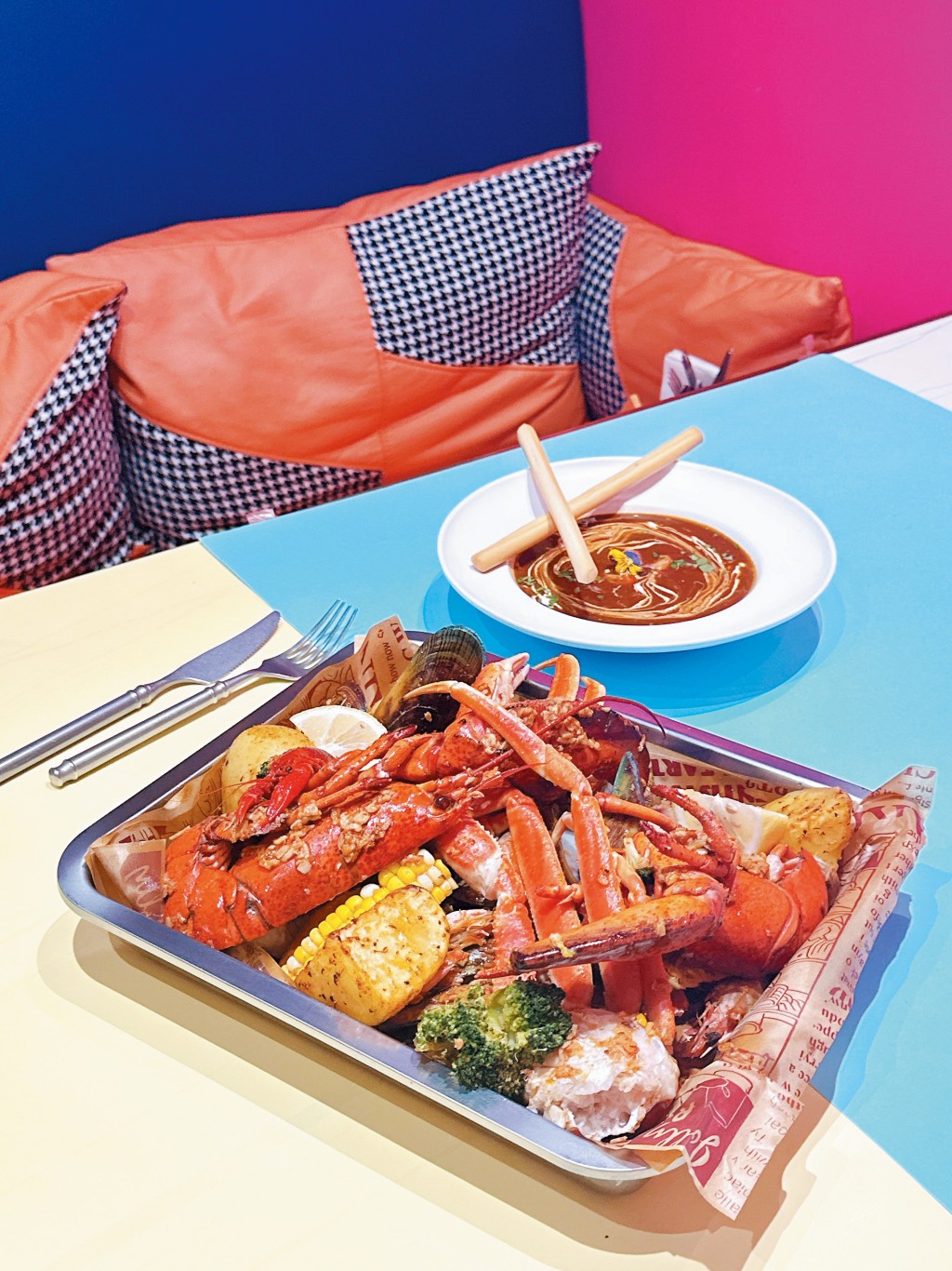 巨型新奧爾良海鮮盤 港幣628元起 (須兩日前預訂) 包括波士頓龍蝦、北海道松葉蟹腳，以及泰國珍寶羅氏蝦等時令海產，可配蒜香牛油汁或蒜香辣汁。