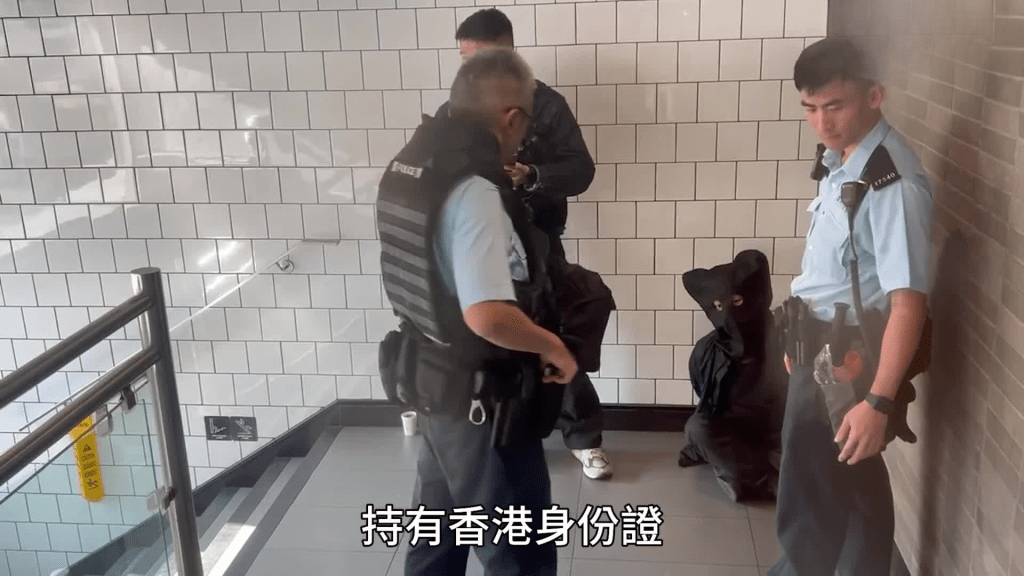 被捕男子36歲，尼泊爾人持香港身份證，涉藏有攻擊性武器、未能出示身份證被捕。