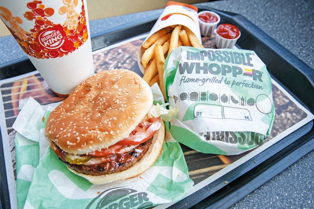 大型快餐店如漢堡王（Burger King）引入植物肉、減少使用牛肉。