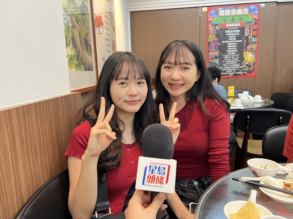 (左起)台灣旅客童小姐和張小姐對搭枱、推車點心等安排感到新鮮。 (左起)台灣旅客童小姐和張小姐對搭枱、推車點心等安排感到新鮮。