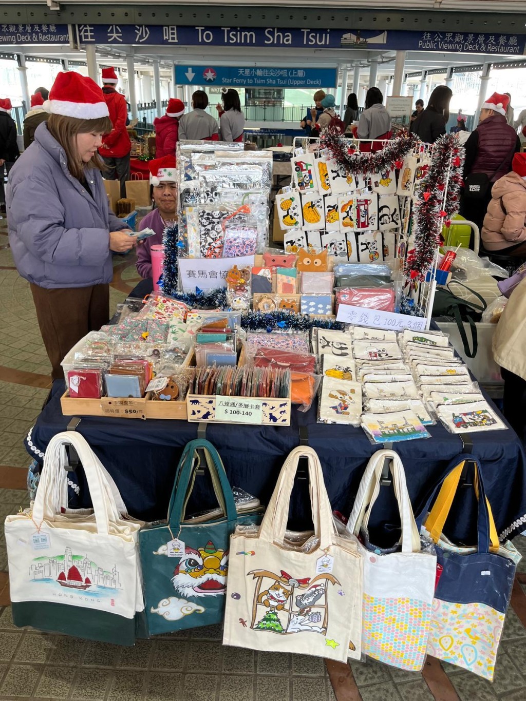 聖誕市集匯聚了14家復康機構,售賣由殘疾人士親手製作的精美手工藝品。 聖誕市集匯聚了14家復康機構,售賣由殘疾人士親手製作的精美手工藝品。