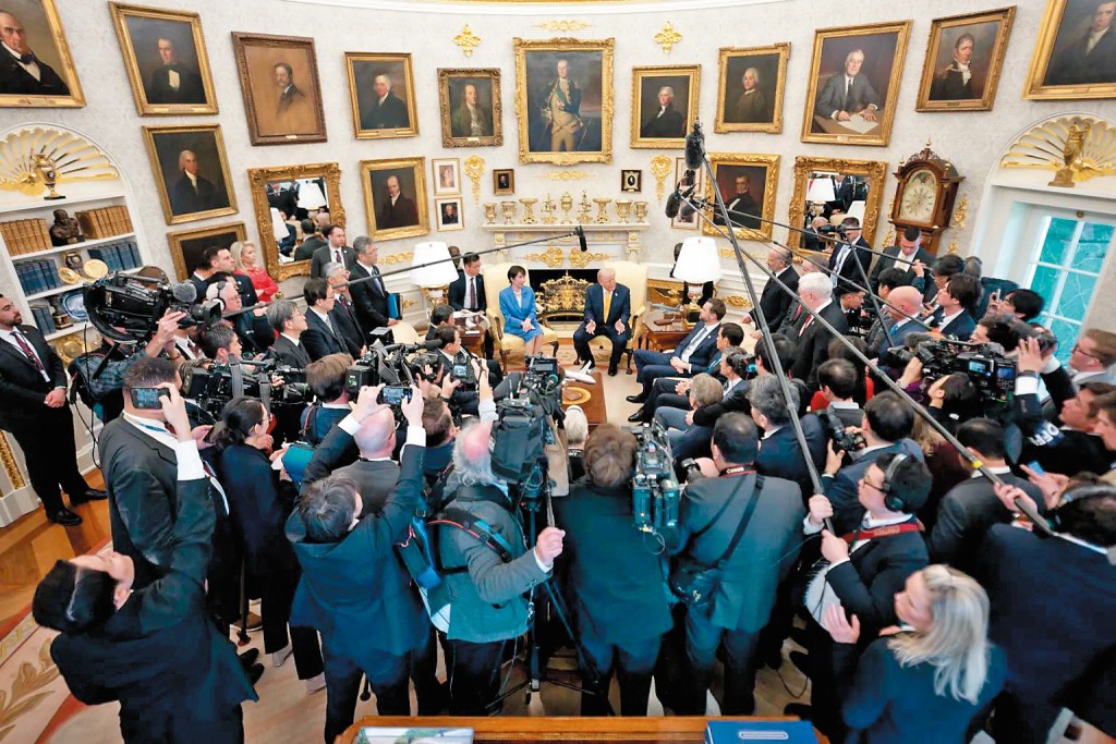 特朗普以日本偷襲珍珠港事件回應日本記者提問時,在場的美方傳媒及官員哄笑起來,高市早苗卻十分尷尬。 特朗普以日本偷襲珍珠港事件回應日本記者提問時,在場的美方傳媒及官員哄笑起來,高市早苗卻十分尷尬。