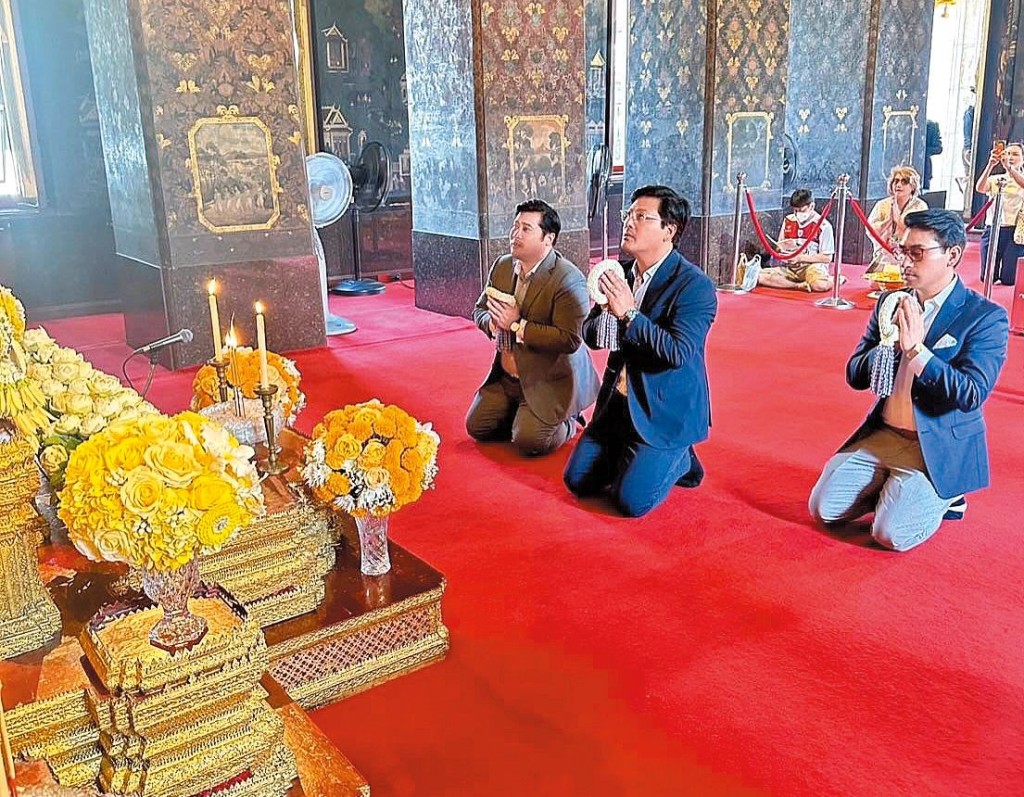 被褫奪皇族資格的二房其餘三子，大哥朱塔瓦查拉（中）、二哥瓦差勒宋（左）及四弟瓦查威（右）在回泰國期間行事高調。