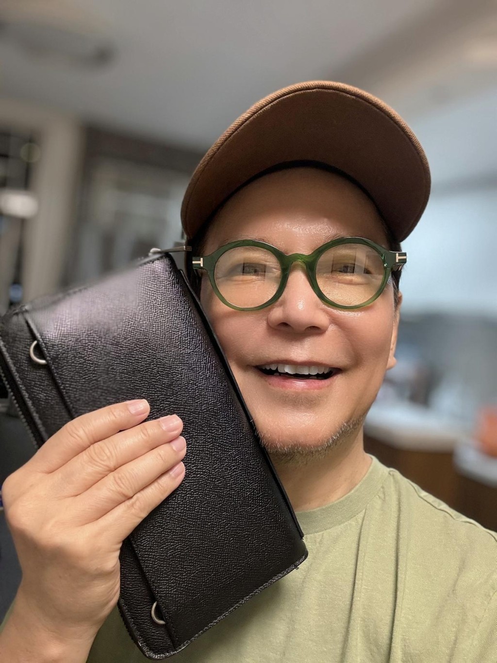 賈思樂Louie想讓更多人知道香港的士司機的良好品德,拾金不昧的美德,在香港社會中仍然存在。 賈思樂Louie想讓更多人知道香港的士司機的良好品德,拾金不昧的美德,在香港社會中仍然存在。