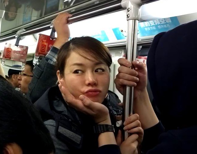 另一個上班日，Eline與男友在地鐵車廂打情罵俏，女方忽然鼓起腮嘟起嘴扮可愛，男友即用手輕托其臉輕搓揉弄。