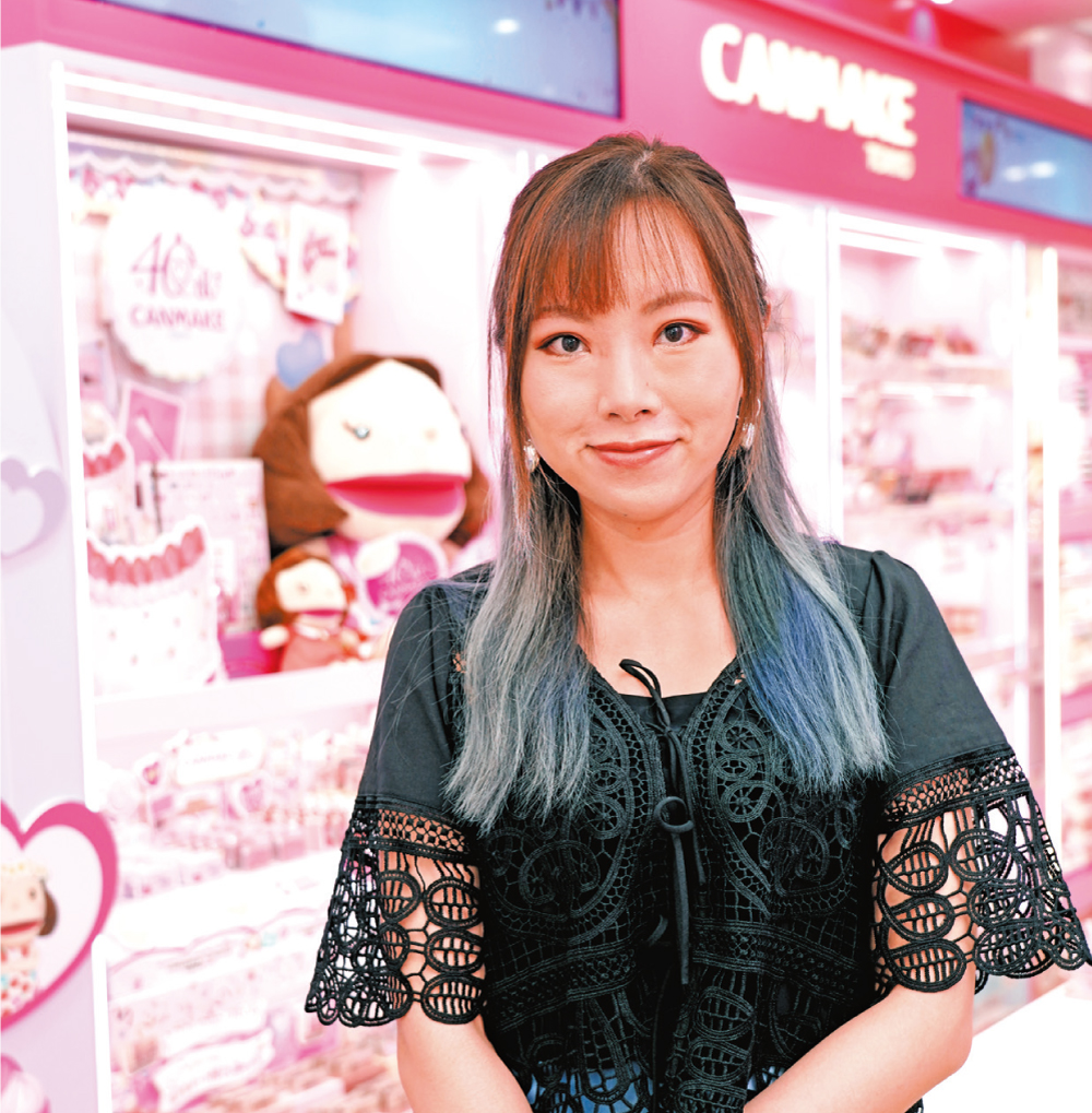 品牌化妝師Karen指，受日系及韓系美妝影響，香港消費者傾向追求清新、自然的水潤原生感及偽素顏感。