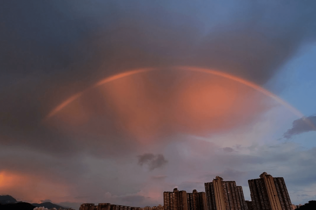 昨日下午一號風球風雨過後，本港本港多區出現美麗彩虹， 景色令人驚艷。  