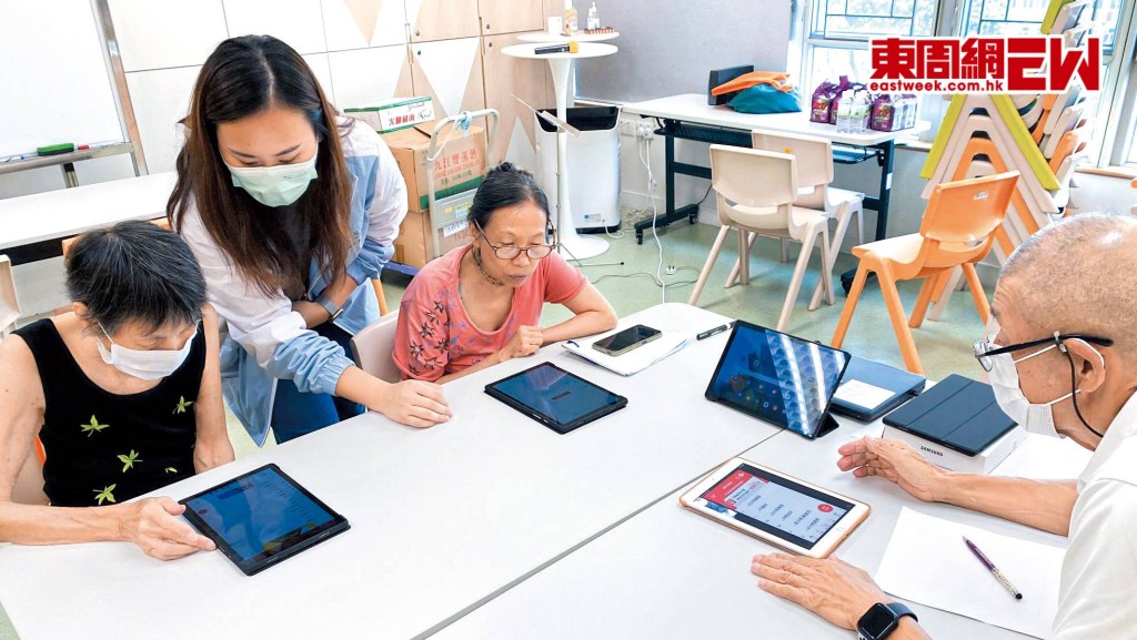 「友智識」長者數碼共融計劃鼓勵長者學習使用「智方便」、醫健通等手機應用程式。