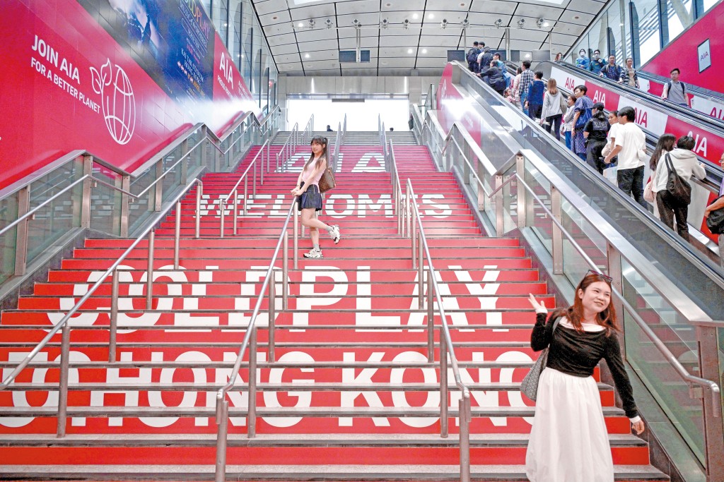 保險公司亦爭相砸錢冠名贊助各類演唱會,既可吸睛宣傳又可回饋客戶之餘,更能藉此挖掘潛在客戶,借演唱會熱度推銷保單。  保險公司亦爭相砸錢冠名贊助各類演唱會,既可吸睛宣傳又可回饋客戶之餘,更能藉此挖掘潛在客戶,借演唱會熱度推銷保單。