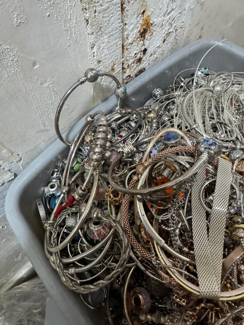 最近巿民將家中遺物拎岀來，看看有沒有白銀成份，希望賣到好價錢。