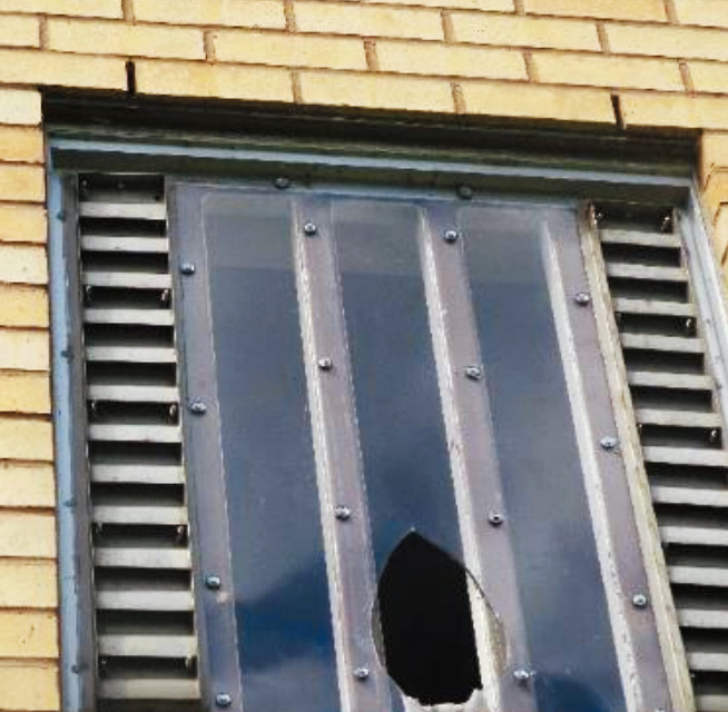 囚犯在監房的窗開洞，以便收取「空中快遞」。