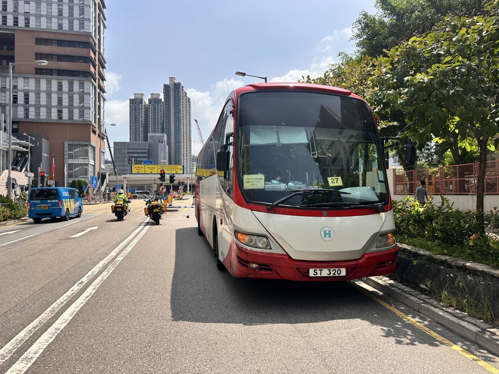 旅遊巴在海泓道撞斃一名男子