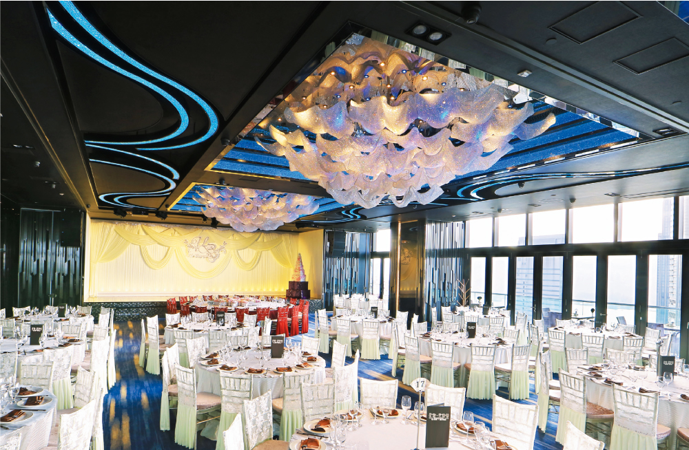 尖沙咀「星海」裝潢設計充滿品味，設有海景露台及落地玻璃，是一間坐擁二百七十度維港海景的婚宴場地。