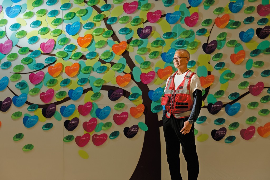 梁偉賢背後的「人道樹」，宣揚將人道的種子散播至世界每個角落。