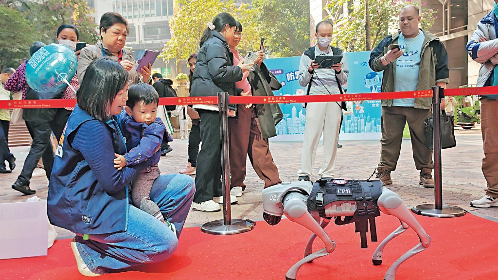 警方「冬季防止罪案宣傳活動」早前舉行開展禮，首次派出防罪科生力軍「智慧警犬」，以科技助力防罪宣傳。