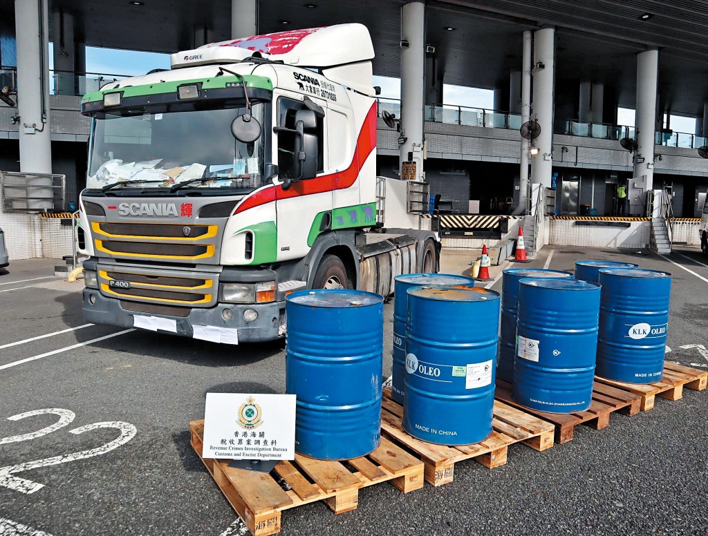 海關採取源頭打擊，在邊境管制站檢獲有跨境貨車利用經過非法改裝油缸的走私電油。