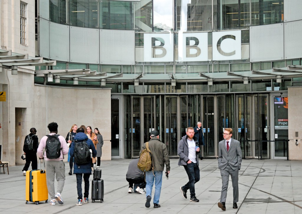 BBC未來兩年要節省五億英鎊成本，預計整體將裁減一千八百至二千個全職職位，是自二○一一年以來最大規模裁員行動。