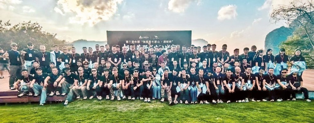 「一人一刀闖山林」的荒野求生挑戰賽，吸引一百名「野人」到湖南張家界七星山區接受挑戰。