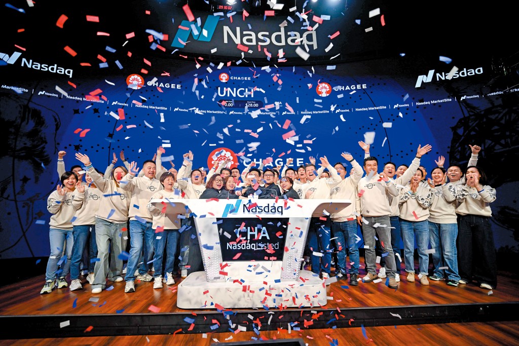 霸王茶姬去年四月捨港赴美上市，掛牌首日股價即見頂，至今市值已暴瀉七成。