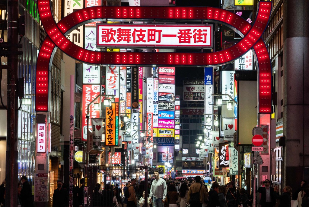 東京新宿將嚴管民宿。法新社 東京新宿將嚴管民宿。法新社
