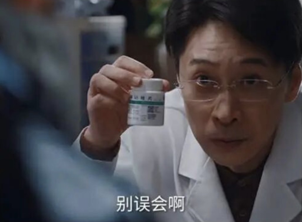 他稱以甲硝唑磨粉吸進鼻子治鼻炎。 他稱以甲硝唑磨粉吸進鼻子治鼻炎。