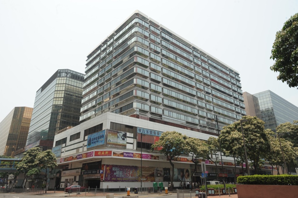 尖東港晶中心: 亞證地產持有尖東港晶中心不少商業樓面收租。