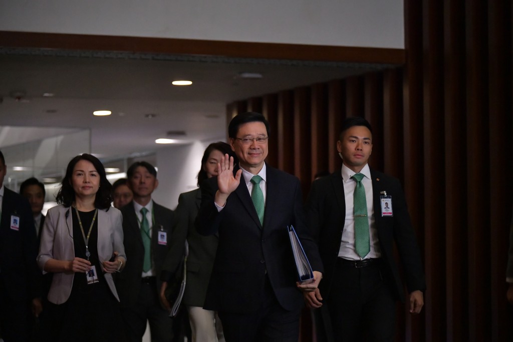 特首李家超今早宣讀施政報告，但市場認為樓市減辣無望，港股升幅收窄。