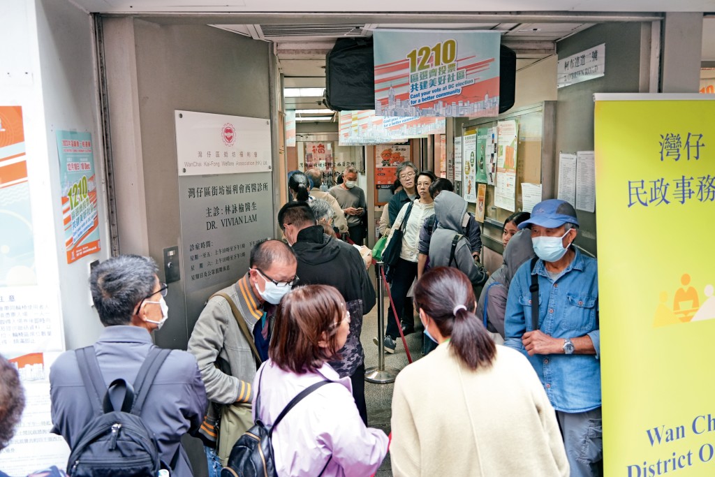 公眾人士目前查閱區議員工作報告，需要到民政事務處登記。