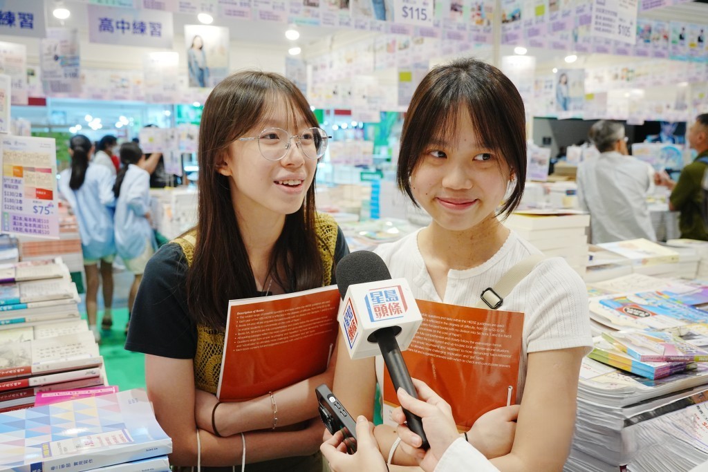 即將升讀中四的謝同學（左）及鄺同學（右）結伴來書展買補充練習，希望趁暑假多學習