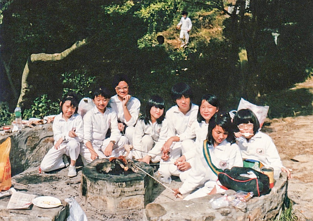 鄭曉蔚（左三）求學時間戴着千度遠視眼鏡，被同學笑稱「科學怪人」。