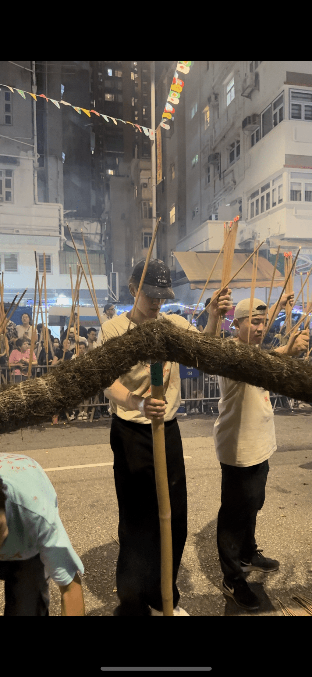 圍觀的市民都十分熱情，會互相為大家打氣。