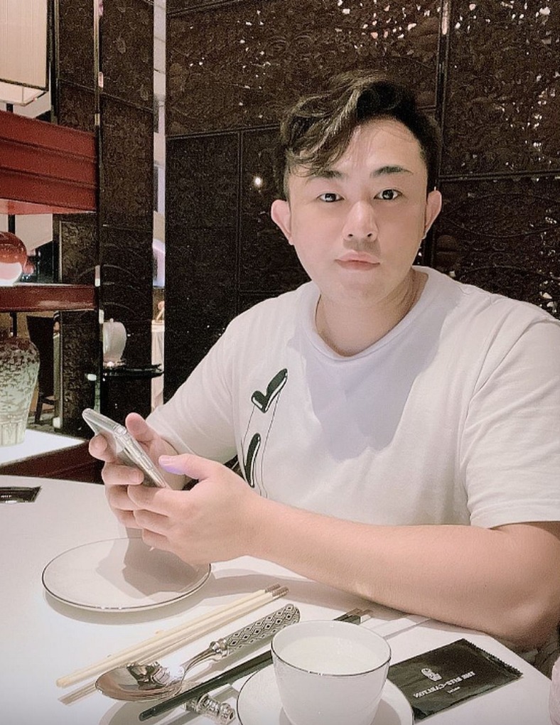 鄺港傑到五金超巿要求買打結繩索，向店員稱「俾小朋友玩」。
