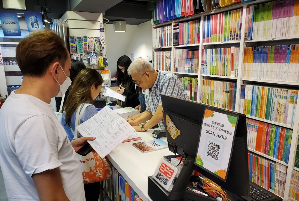 暑假向來是學生購買教科書的高峰期。  