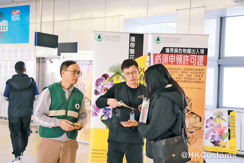 農曆新年將至，海關加強宣傳工作，在口岸派發「旅客過關小錦囊」和有關瀕危物種管制傳單，提醒市民各類物品進出口管制。