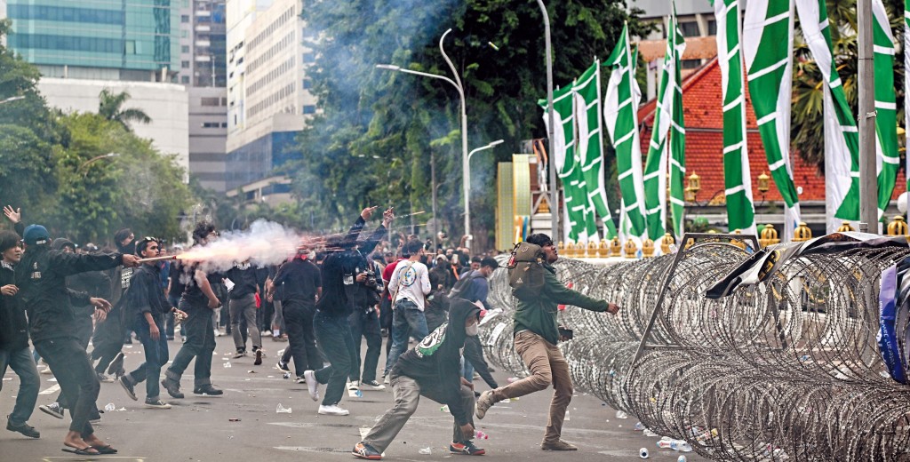普拉博沃上台後大幅削減公共開支及能源補貼,引發學生上街抗議,並與軍警發生衝突。 普拉博沃上台後大幅削減公共開支及能源補貼,引發學生上街抗議,並與軍警發生衝突。