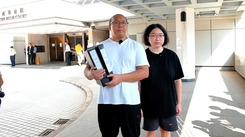 曾先生與關小姐今日到高等法院為Danny申請人身保護令。 曾先生與關小姐今日到高等法院為Danny申請人身保護令。