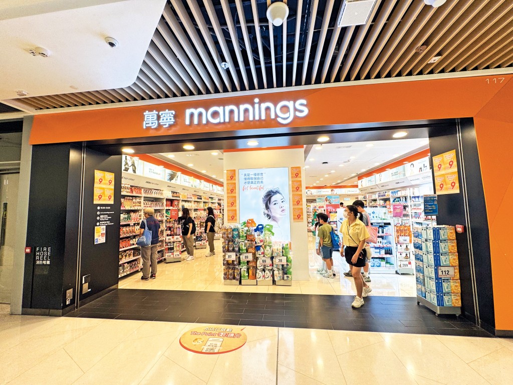 主打萬寧的健康及美妝業務上半年同店銷售按年增長百分之四。 主打萬寧的健康及美妝業務上半年同店銷售按年增長百分之四。