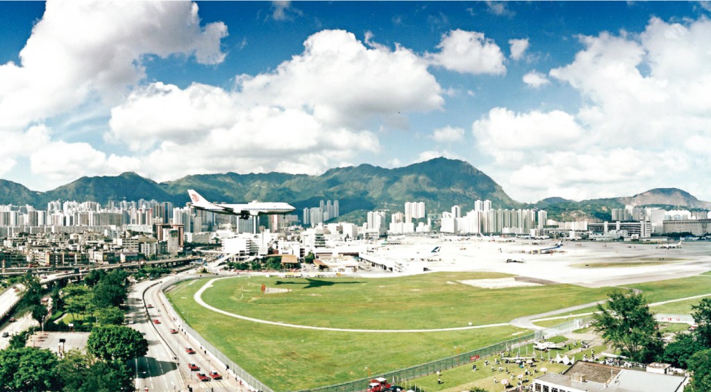 香港國際機場於一九九八年從啟德遷往赤鱲角。
