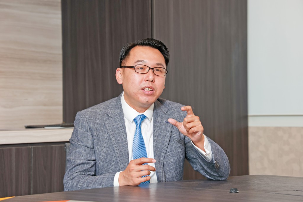 溫傑提醒投資者不宜高追滙控，最少要等到一百三十元左右才分注吸納。