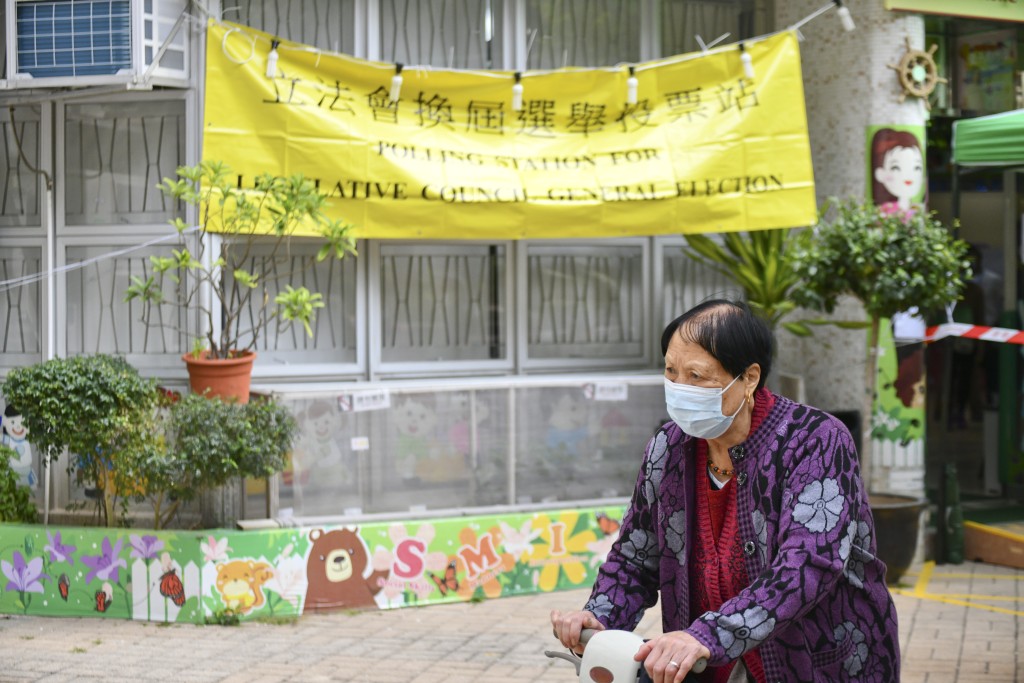 有意見質疑,為何急於推舉江旻憓入議會,認為其運動員背景與立法會工作未必直接相關。 有意見質疑,為何急於推舉江旻憓入議會,認為其運動員背景與立法會工作未必直接相關。