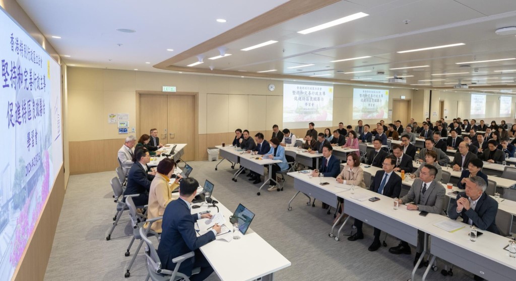 李慧琼亦期望與議員一同做好5項工作。立法會主席李慧琼FB圖