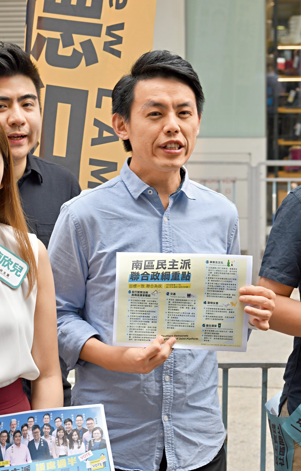 羅健熙早前去信約見政務司司長不果，輪到民主黨搞黨宴，他則指時間倉促，沒有邀請任何一位政府官員出席。