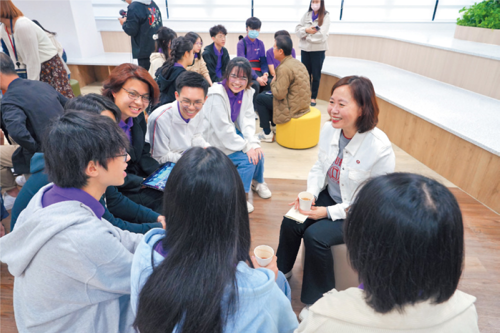 港鐵行政總裁楊美珍肯定青年大使作為社區溝通者、公共教育推動者的角色，並讚揚他們為社區帶來的正面影響。