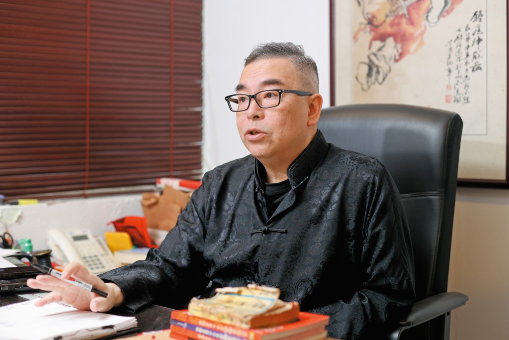 吳佩孚指丙午馬年的「午」是懸針字，代表高空跌下的意外，甚或與打針、蚊針造成的事故或傳染病有機會出現。