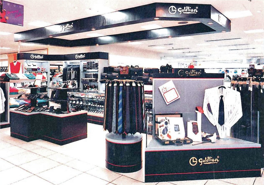 金利來於七十年代開始在本地百貨公司自設銷售專櫃，漸漸讓品牌深入各階層。