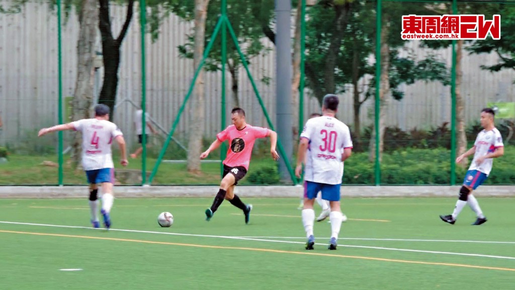 足球隊「LC United」（粉紅色衫）上月底首次參加聯賽，與對手「巨龍」（白色衫）打成平手。