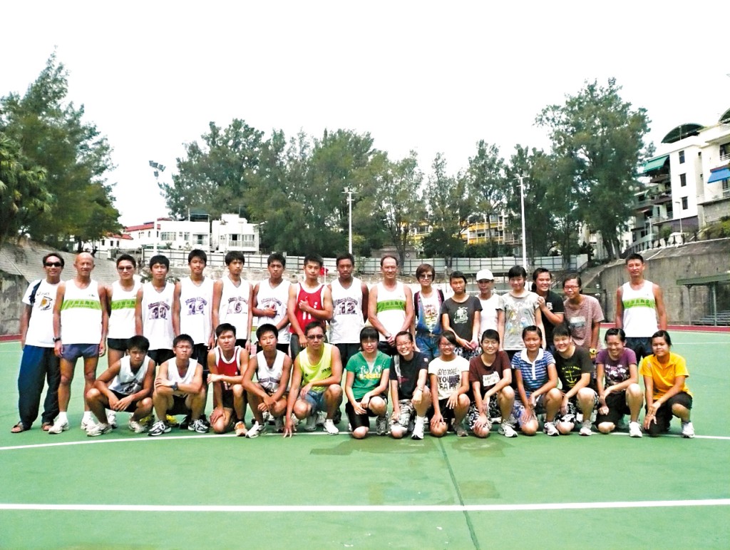 貴為「金牌教練」,添Sir(後排右八)有教無類,曾擔任正生書院長跑隊教練。 貴為「金牌教練」,添Sir(後排右八)有教無類,曾擔任正生書院長跑隊教練。