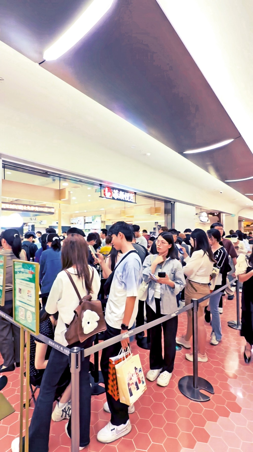 茶顏悅色深圳店開業首日凌晨四時許已有擁躉排隊，更有本港市民專程清晨五時在香港趕來。